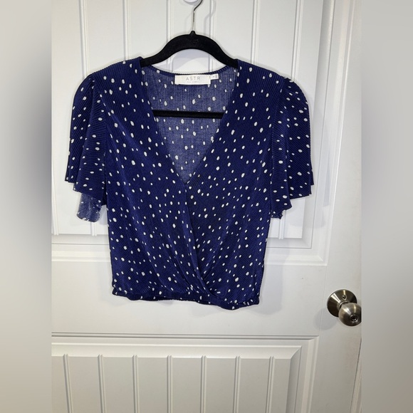ASTR The Label Navy Blue/White Polka Dot Plisse Ribbed V-Neck Blouse - Picture 2 of 6